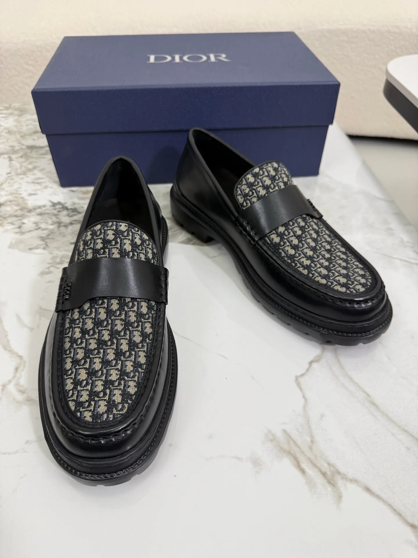 [ DIOR ] Top P: 820💰 ▪️Size: 39-44 (customized for 38.45) Top male leather shoes DIOR Dior combines high-quality materials and exquisite details. The imported cowhide leather upper is embellished with Gancio buckles, showing a luxurious style. Imported cattle. TP sole is light and flexible in texture